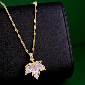 18k Gold Plated Cubic Zircon Leaf Pendant Necklace. New.